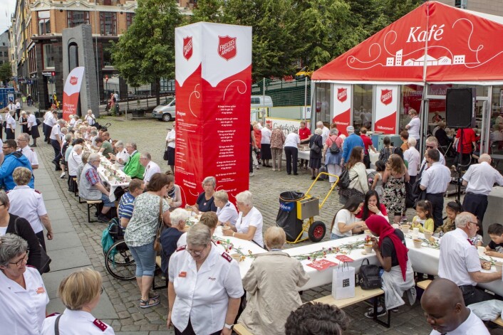 Frelsesarmeen har sin årlige storsamling i Oslo denne helgen og inviterte i den anledning til gratis lunsj ved et 100 meter langt langbord på Youngstorget. På menyen sto naturlig nok suppe laget av kokken på Frelsesarmeens eget «suppekjøkken». Foto: Paul Kleiven / NTB scanpix Frelsesarmeen har sin årlige storsamling i Oslo denne helgen og inviterte i den anledning til gratis lunsj ved et 100 meter langt langbord på Youngstorget. På menyen sto naturlig nok suppe laget av kokken på Frelsesarmeens eget «suppekjøkken». Foto: Paul Kleiven / NTB scanpix