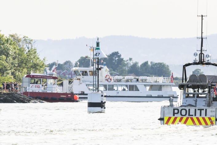 Både politiets båt og en båt fra brann- og redningstjenesten på plass etter at åtte personer ble skadd da fergen Oslo XI kolliderte med brygga på Hovedøya lørdag. Foto: Berit Roald / NTB scanpix Både politiets båt og en båt fra brann- og redningstjenesten på plass etter at åtte personer ble skadd da fergen Oslo XI kolliderte med brygga på Hovedøya lørdag. Foto: Berit Roald / NTB scanpix