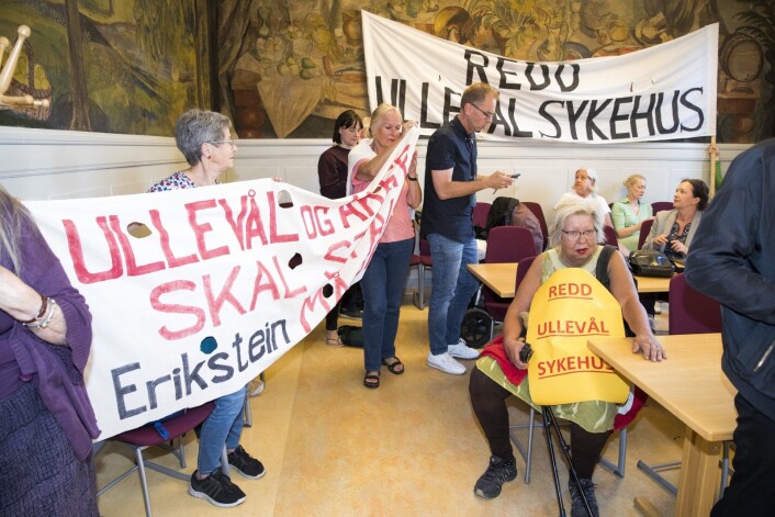 Venner av Ullevål sykehus aksjonerte da styremøte i Oslo Universitetssykehus behandlet ansattes mistillit mot administrerende direktør Bjørn Erikstein i juni. Foto: Terje Pedersen / NTB scanpix Venner av Ullevål sykehus aksjonerte da styremøte i Oslo Universitetssykehus behandlet ansattes mistillit mot administrerende direktør Bjørn Erikstein i juni. Foto: Terje Pedersen / NTB scanpix