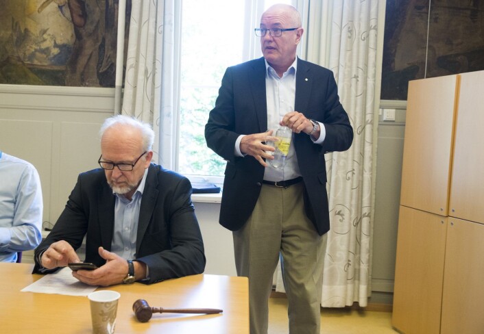 Administrerende OUS-direktør Bjørn Erikstein (til høyre) før styret konkluderte med at de ikke hadde mistillit til toppsjefen. Erikstein valgte likevel å gå av. Sittende er styreleder Gunnar Bowim. Foto: Terje Pedersen / NTB scanpix Administrerende OUS-direktør Bjørn Erikstein (til høyre) før styret konkluderte med at de ikke hadde mistillit til toppsjefen. Erikstein valgte likevel å gå av. Sittende er styreleder Gunnar Bowim. Foto: Terje Pedersen / NTB scanpix