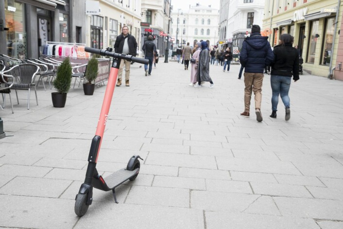 Elsparkesyklene sperrer for både drift og kunder, mener forretningsdrivende i Oslo sentrum. Foto: Terje Pedersen / NTB scanpix