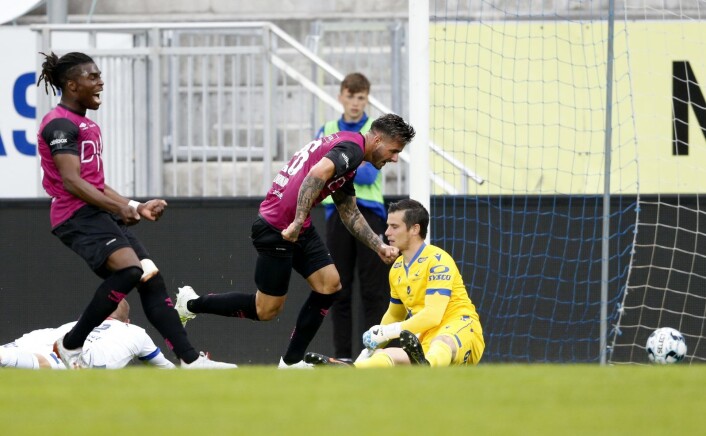 Vålerengas Aron Dønnum (i midten) like etter han har scoret 2-0 målet. Vålerengas Sam Adekugbe (t.v) kommr jublende til mens Haugesunds keeper Helge Sandvik fortviler. Foto: Jan Kåre Ness / NTB scanpix Vålerengas Aron Dønnum (i midten) like etter han har scoret 2-0 målet. Vålerengas Sam Adekugbe (t.v) kommr jublende til mens Haugesunds keeper Helge Sandvik fortviler. Foto: Jan Kåre Ness / NTB scanpix