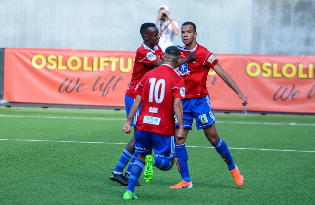 Jonny Buduson blir gratulert av Hassan Yusuf (t.v.) og Mesut Can (Nr 10). Budusons scoring etter ti minutter kom etter en mønsterangrep. Foto: Anders Vindegg Jonny Buduson blir gratulert av Hassan Yusuf (t.v.) og Mesut Can (Nr 10). Budusons scoring etter ti minutter kom etter en mønsterangrep. Foto: Anders Vindegg