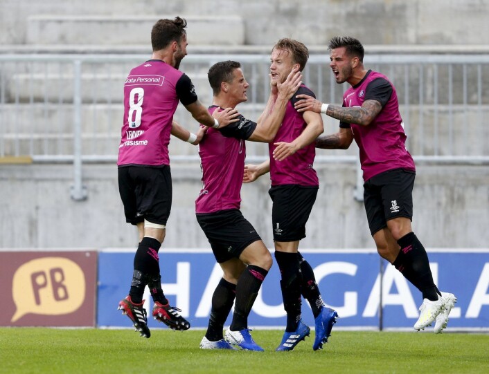 Vålerenga-spillerne Magnus Lekven (t.v), Herolind Shala, målscorer Bård Finne og Aron Dønnum jubler etter 1-0 mot Haugesund. Foto: Jan Kåre Ness / NTB scanpix Vålerenga-spillerne Magnus Lekven (t.v), Herolind Shala, målscorer Bård Finne og Aron Dønnum jubler etter 1-0 mot Haugesund. Foto: Jan Kåre Ness / NTB scanpix