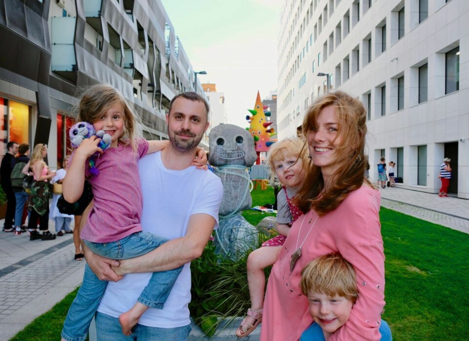 To av kunstnerne bak skulpturparken smiler til kamera sammen med sine egne barn. Fredrik Berberg med datter Esther Holme-Breberg (4), og Jennie Hagevik Bringaker med datteren Bie Hagevik Bringaker (3) og sønnen Victor Hagevik Bringaker (5). Foto: Emilie Pascale