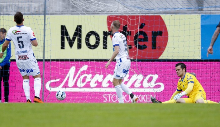 Haugesunds keeper Helge Sandvik (t.h) helt utslått etter tre baklengs før pause. Haugesunds Mikkel Desler Puggaard (i midten) 'og Haugesunds Benjamin Tiedemann Hansen (t.v) måtte etterhvert konstatere at Vålerenga var best. Foto: Jan Kåre Ness / NTB scanpix Haugesunds keeper Helge Sandvik (t.h) helt utslått etter tre baklengs før pause. Haugesunds Mikkel Desler Puggaard (i midten) 'og Haugesunds Benjamin Tiedemann Hansen (t.v) måtte etterhvert konstatere at Vålerenga var best. Foto: Jan Kåre Ness / NTB scanpix