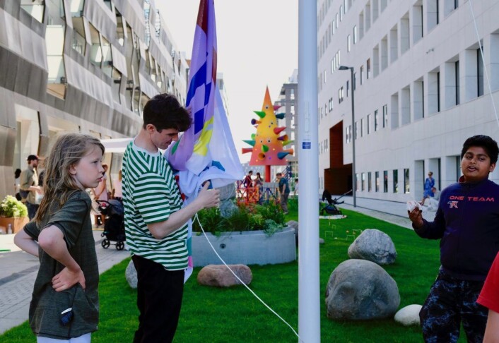 Barna ved Tøyen Biblio heiser et av flaggene som skal vaie i vinden over den nye parken. Foto: Emilie Pascale Barna ved Tøyen Biblio heiser et av flaggene som skal vaie i vinden over den nye parken. Foto: Emilie Pascale
