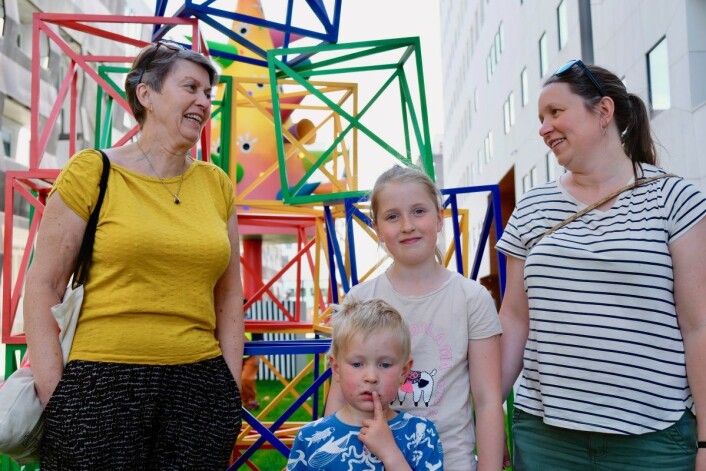 Familien var fornøyd med den nye skulpturparken. Fra venstre: bestemor Elisabeth Mellbye, barnebarna Astrid Elisabeth (9) og Ole Wilhelm Mellbye (4) sammen med mor Kristin Mellbye. Familien var fornøyd med den nye skulpturparken. Fra venstre: bestemor Elisabeth Mellbye, barnebarna Astrid Elisabeth (9) og Ole Wilhelm Mellbye (4) sammen med mor Kristin Mellbye.