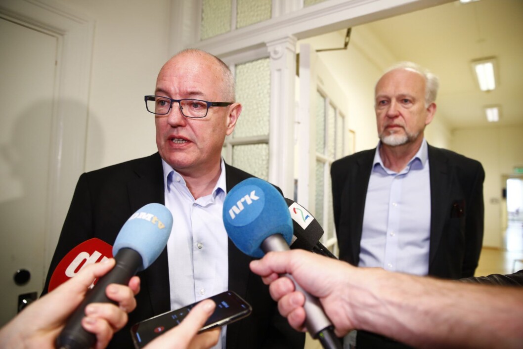Styreleder ved OUS Gunnar Bovim møter media etter at styret hadde møte om ansattes mistillit mot direktør Bjørn Erikstein (til h). Foto: Terje Pedersen / NTB scanpix Styreleder ved OUS Gunnar Bovim møter media etter at styret hadde møte om ansattes mistillit mot direktør Bjørn Erikstein (til h). Foto: Terje Pedersen / NTB scanpix