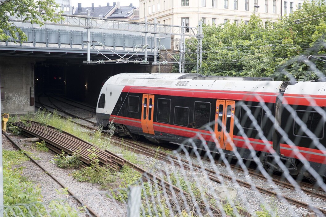 Gjerdet lar seg lett forsere bare noen hundre meter fra tunellen på Filipstad der flere ungdommer klarte å ta seg inn og en 15-åring omkom da de fikk høyspenning i seg. Foto: NTB scanpix Gjerdet lar seg lett forsere bare noen hundre meter fra tunellen på Filipstad der flere ungdommer klarte å ta seg inn og en 15-åring omkom da de fikk høyspenning i seg. Foto: NTB scanpix