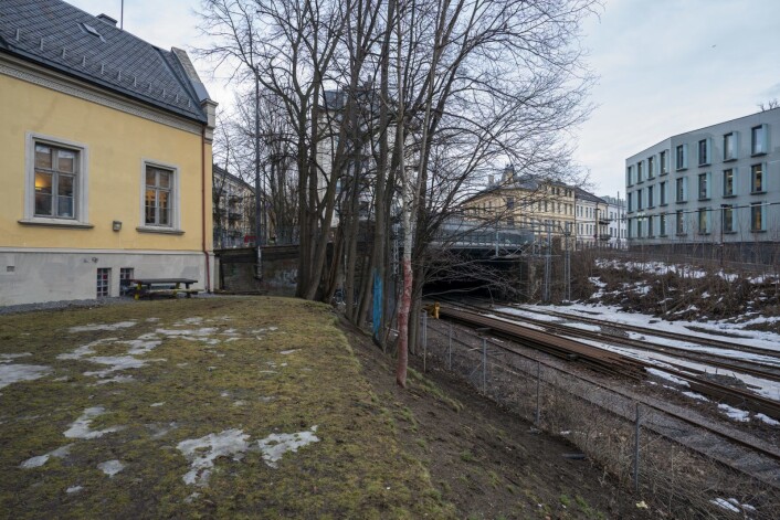 Den gule bygningen til venstre i bildet er Ruseløkka fritidsklubb. Til høyre sees gjerdet mot toglinjene på Filipstad. Foto: Heiko Junge / NTB scanpix Den gule bygningen til venstre i bildet er Ruseløkka fritidsklubb. Til høyre sees gjerdet mot toglinjene på Filipstad. Foto: Heiko Junge / NTB scanpix