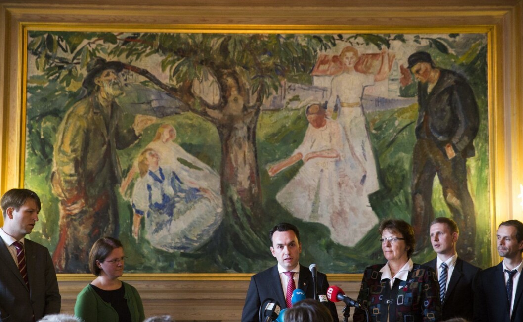 I mai 2013 ble SV, Høyre, KrF og Venstre enige om å bygge nytt Munch-museum i Bjørvika. Bak politikerne henger Edvard Munchs maleri "Livet" fra 1910. Et praktfullt maleri kommunen eier og som henger i Rådhuset. Foto: Berit Roald / NTB scanpix I mai 2013 ble SV, Høyre, KrF og Venstre enige om å bygge nytt Munch-museum i Bjørvika. Bak politikerne henger Edvard Munchs maleri "Livet" fra 1910. Et praktfullt maleri kommunen eier og som henger i Rådhuset. Foto: Berit Roald / NTB scanpix
