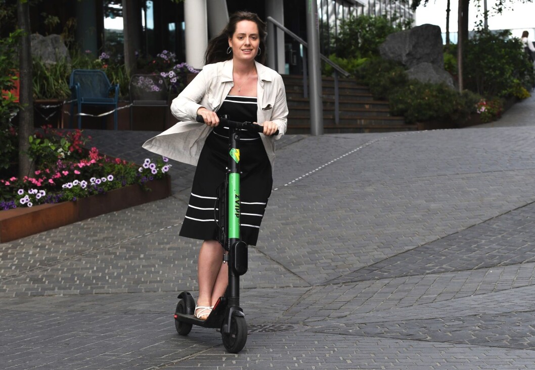 � Hu og hei gjennom bilfri gate i Bjørvika. VårtOslos reporter Émilie Pascale Bloin Helgheim anbefaler hjelm. Foto: Christian Boger � Hu og hei gjennom bilfri gate i Bjørvika. VårtOslos reporter Émilie Pascale Bloin Helgheim anbefaler hjelm. Foto: Christian Boger
