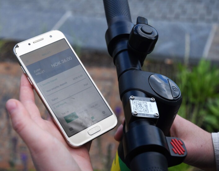 Mobilen er både nøkkel og taksameter. Turen fra Tøyensenteret til Sørenga kom på 36 kroner. Foto: Christian Boger Mobilen er både nøkkel og taksameter. Turen fra Tøyensenteret til Sørenga kom på 36 kroner. Foto: Christian Boger