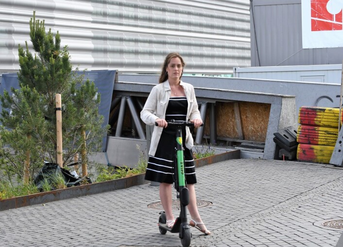 Vel fremme ved Sørenga etter ett kvarter. Og 36 kroner fattigere. Neste gang lover VårtOslos reporter Émilie Pascale Bloin Helgheim å bruke hjelm. Foto: Christian Boger Vel fremme ved Sørenga etter ett kvarter. Og 36 kroner fattigere. Neste gang lover VårtOslos reporter Émilie Pascale Bloin Helgheim å bruke hjelm. Foto: Christian Boger