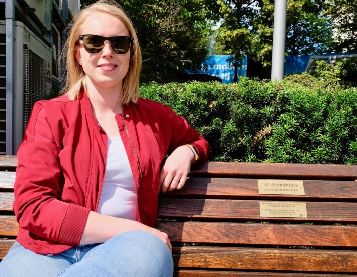 Fanny Sandberg Vik er fornøyd med at byen har fått et nytt homopositivt symbol midt i byen. Her på Kim Frieles benk. Foto: Emilie Pascale Fanny Sandberg Vik er fornøyd med at byen har fått et nytt homopositivt symbol midt i byen. Her på Kim Frieles benk. Foto: Emilie Pascale