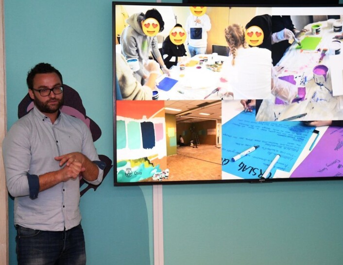 Teamleder Edin Krajisnik i bydel Gamle Oslo er svært stolt over jobben ungdommene på Jordal fritidsklubb har lagt ned under oppussingen. Her viser han en film om oppussingsarbeidene. Foto: Christian Boger Teamleder Edin Krajisnik i bydel Gamle Oslo er svært stolt over jobben ungdommene på Jordal fritidsklubb har lagt ned under oppussingen. Her viser han en film om oppussingsarbeidene. Foto: Christian Boger