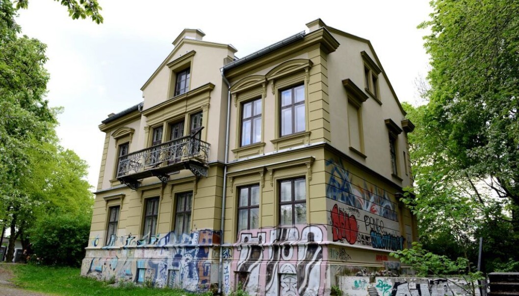 I den gamle presteboligen i Stensparken, som har stått og forfalt i flere år, har det lenge vært planer om et ungdomshus. I den gamle presteboligen i Stensparken, som har stått og forfalt i flere år, har det lenge vært planer om et ungdomshus.