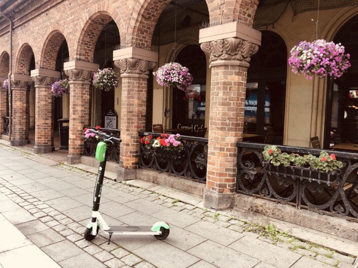 En av Limes elsparkesykler, her parket foran Basarhallene i Oslo sentrum. Foto: Lime En av Limes elsparkesykler, her parket foran Basarhallene i Oslo sentrum. Foto: Lime