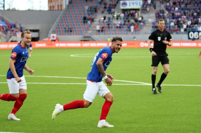 Aron Dønnum jubler etter sin første scoring - det skulle bli mer. Foto: André Kjernsli Aron Dønnum jubler etter sin første scoring - det skulle bli mer. Foto: André Kjernsli