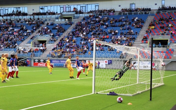 Måltjuven Bård Finne setter ballen sikkert i mål, og VIF leder 3-0. Foto: André Kjernsli Måltjuven Bård Finne setter ballen sikkert i mål, og VIF leder 3-0. Foto: André Kjernsli