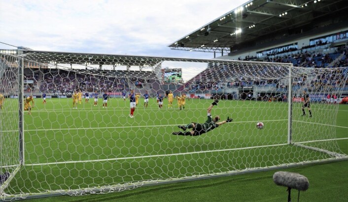 Matthías Vilhjálmsson dundrer straffen i nettet bak en frustrert Glimt-keeper. Foto: André Kjernsli Matthías Vilhjálmsson dundrer straffen i nettet bak en frustrert Glimt-keeper. Foto: André Kjernsli