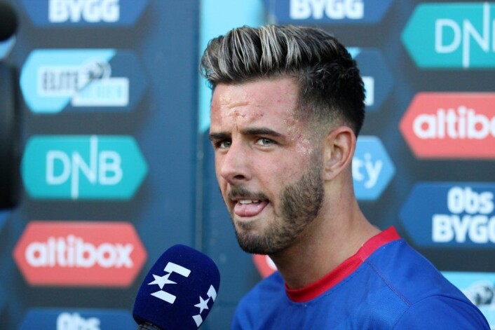 Aron Dønnum intervjues i pausen etter å ha scoret to av VIF sine fire mål. Foto: André Kjernsli Aron Dønnum intervjues i pausen etter å ha scoret to av VIF sine fire mål. Foto: André Kjernsli