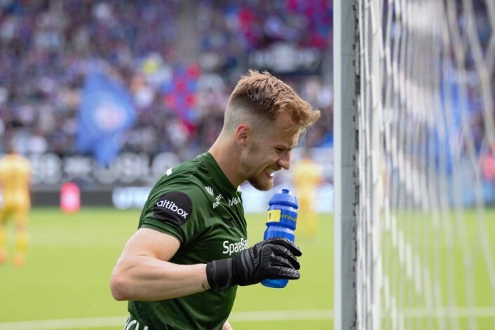 Ricardo Friedrich i gjestenes mål måtte plukke fire baller ut av nettet i første omgang, og verre skulle det bli. Foto: André Kjernsli Ricardo Friedrich i gjestenes mål måtte plukke fire baller ut av nettet i første omgang, og verre skulle det bli. Foto: André Kjernsli