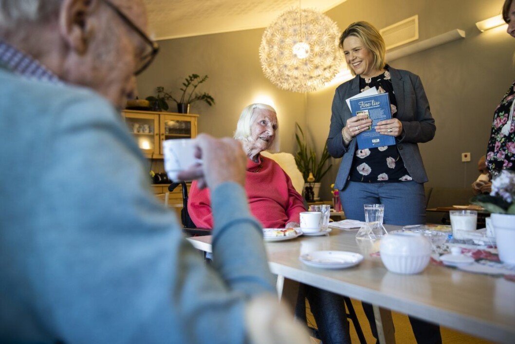 Statsråd Sylvi Listhaug (Frp) treffer beboere, pårørende og ansatte på Hobøl Bo- og behandlingssenter. Hun legger mye av skylda for nedgangen i private sykehjemsplasser på Oslos rødgrønne politikere. Foto: Berit Roald / NTB scanpix Statsråd Sylvi Listhaug (Frp) treffer beboere, pårørende og ansatte på Hobøl Bo- og behandlingssenter. Hun legger mye av skylda for nedgangen i private sykehjemsplasser på Oslos rødgrønne politikere. Foto: Berit Roald / NTB scanpix
