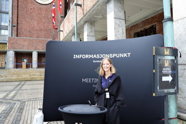 Allerede på utsiden møtes de besøkende av hjelpsomme guider. Foto: André Kjernsli Allerede på utsiden møtes de besøkende av hjelpsomme guider. Foto: André Kjernsli