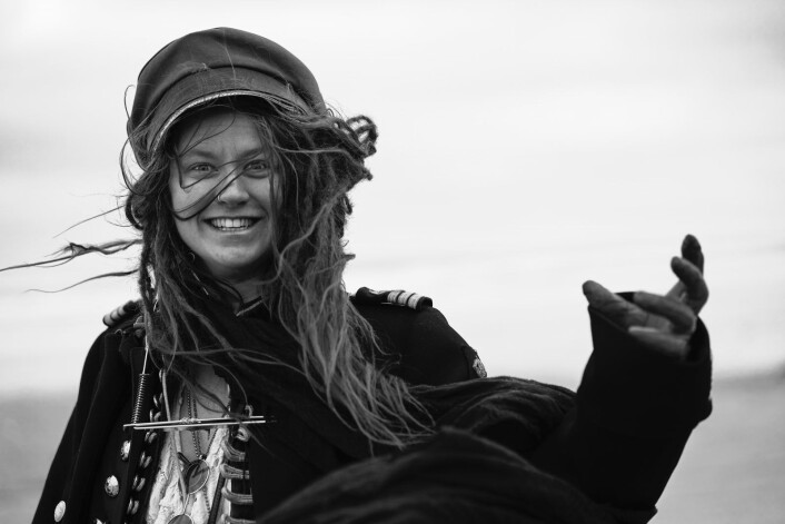 � Alltid når jeg har spilt i Oslo har folk lyttet. Det kan selvsagt komme av at jeg spiller på mindre steder, og at de som kommer vet hva de kommer til å få, sier Elona Planman. Foto: Lolita Ray � Alltid når jeg har spilt i Oslo har folk lyttet. Det kan selvsagt komme av at jeg spiller på mindre steder, og at de som kommer vet hva de kommer til å få, sier Elona Planman. Foto: Lolita Ray