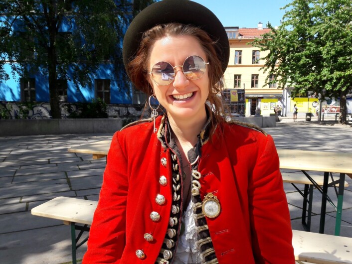 Elona Planman nyter sola, og en nystekt vaffel på Schous plass på Grünerløkka. Den røde jakka er hennes varemerke, og følgesvenn. Foto: Anders Høilund Elona Planman nyter sola, og en nystekt vaffel på Schous plass på Grünerløkka. Den røde jakka er hennes varemerke, og følgesvenn. Foto: Anders Høilund