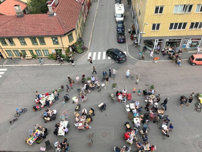 Thorbjørn Egners plass i fugleperspektiv med både folkeliv og biler. Foto: Even Westvang Thorbjørn Egners plass i fugleperspektiv med både folkeliv og biler. Foto: Even Westvang