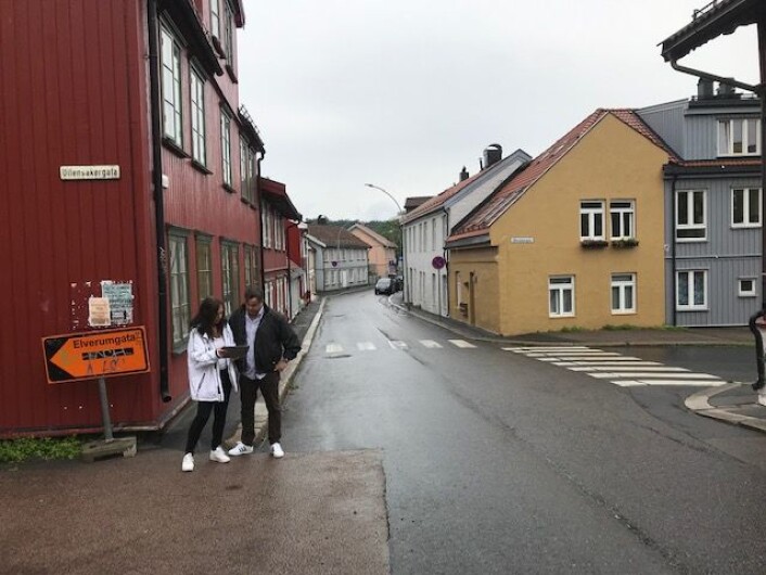Kjell Johansen (Frp) og Heidi Huitfeldt i Normannsgata hvor det foreslås toveis sykkelfelt. Foto: Privat Kjell Johansen (Frp) og Heidi Huitfeldt i Normannsgata hvor det foreslås toveis sykkelfelt. Foto: Privat