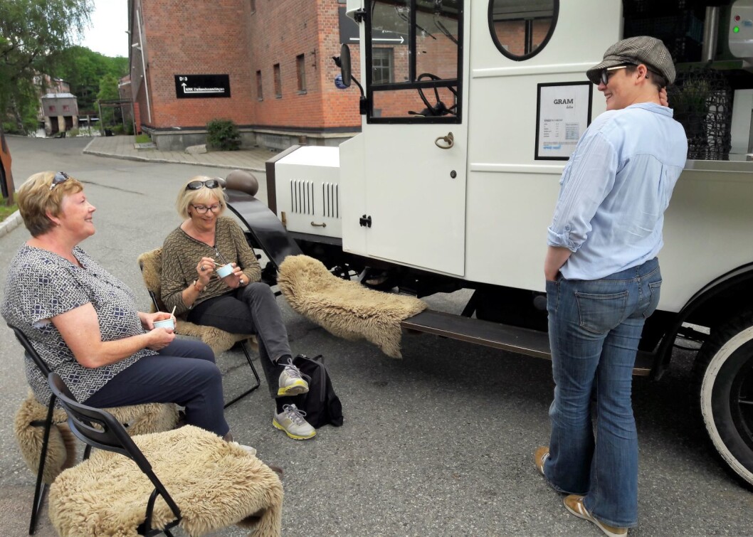 Eldbjørg og Ann Kari fra Manglerud tok en stopp og en prat med Anneli Sande ved Myraløkka og Gram-bilen. Foto: Anders Høilund Eldbjørg og Ann Kari fra Manglerud tok en stopp og en prat med Anneli Sande ved Myraløkka og Gram-bilen. Foto: Anders Høilund