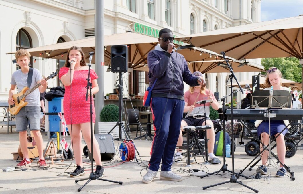 Ungdommene i Kultursommerjobb spiller hver dag denne uken mellom klokken ett og seks. Foto: Emilie Pascale Ungdommene i Kultursommerjobb spiller hver dag denne uken mellom klokken ett og seks. Foto: Emilie Pascale