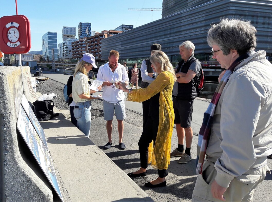 Selv om Sukkerbitens venner og Link arkitekturs forslag ikke fikk komme inn i utstillingslokalet, vakte standen oppmerksomhet. Foto: Anders Høilund Selv om Sukkerbitens venner og Link arkitekturs forslag ikke fikk komme inn i utstillingslokalet, vakte standen oppmerksomhet. Foto: Anders Høilund