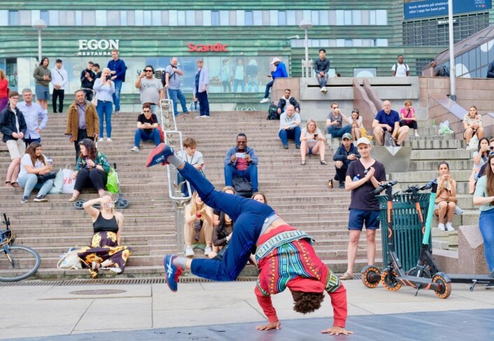 Imponerende breaking fra Aaron K. Østgård (15) belønnes med applaus på Jernbanetorget. Foto: Emilie Pascale Imponerende breaking fra Aaron K. Østgård (15) belønnes med applaus på Jernbanetorget. Foto: Emilie Pascale