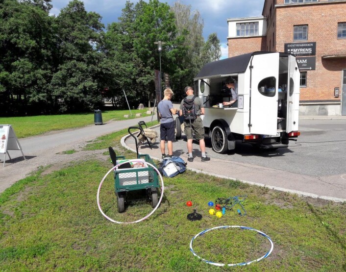 Hver dag i skoleferien står Gram-bilen ved Myraløkka. Anneli Sande serverer og er lett å snakke med. Foto: Anders Høilund Hver dag i skoleferien står Gram-bilen ved Myraløkka. Anneli Sande serverer og er lett å snakke med. Foto: Anders Høilund