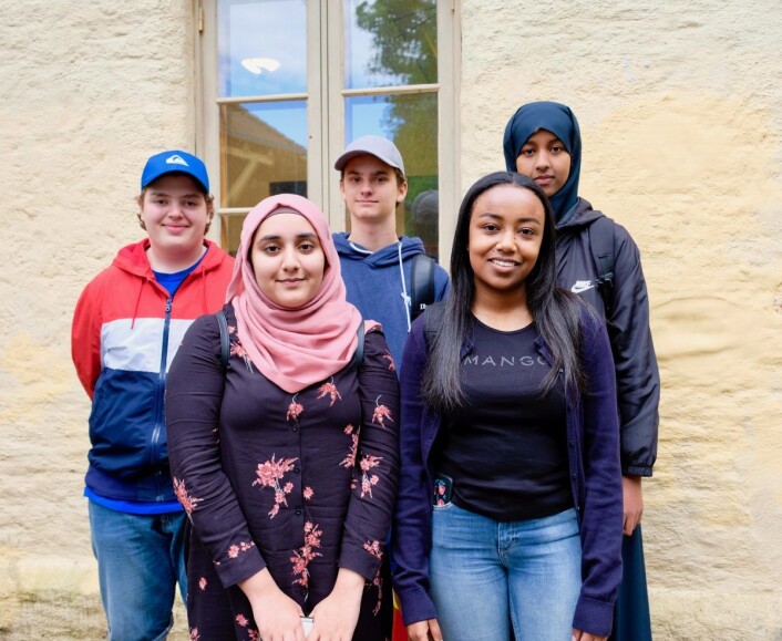 En av gruppene i prosjektet er ansatt som mediearbeidere, og dokumenterer alt av forestillinger på Facebook, Instagram og YouTube. Fra Venstre: Bilal, Rhuksana, Aleksander, Hanan, Haawa. Foto: Emilie Pascale En av gruppene i prosjektet er ansatt som mediearbeidere, og dokumenterer alt av forestillinger på Facebook, Instagram og YouTube. Fra Venstre: Bilal, Rhuksana, Aleksander, Hanan, Haawa. Foto: Emilie Pascale