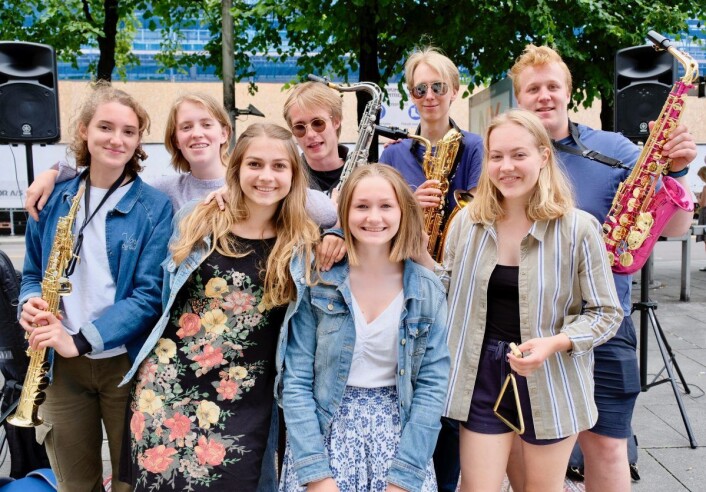 De to bandene "Sånn Passe" og "OBS Saxophonia" står samlet foran sentrum scene. Fra venstre: Andrea, Etta, Pernille, Henrik, Bjørk, Henrik, Marie, Martin. Foto: Emilie Pascale De to bandene "Sånn Passe" og "OBS Saxophonia" står samlet foran sentrum scene. Fra venstre: Andrea, Etta, Pernille, Henrik, Bjørk, Henrik, Marie, Martin. Foto: Emilie Pascale