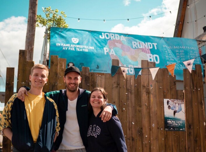 Mathias Augestad Ambjør, Sebastian Skytterud Myers og Christina Sleipnes skal spille Jorda rundt på 80 dager på Salt i Bjørvika. Foto: Thomas Gallagher Mathias Augestad Ambjør, Sebastian Skytterud Myers og Christina Sleipnes skal spille Jorda rundt på 80 dager på Salt i Bjørvika. Foto: Thomas Gallagher