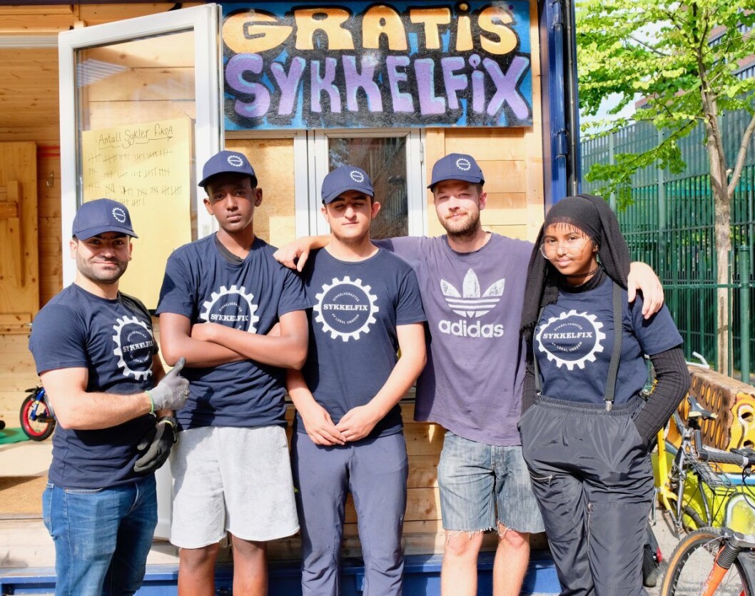 En fornøyd gjeng med ferske sykkelmekanikere står klare til å ta deg imot hos Sykkelfix på Tøyen. Fra venstre: Baran Rashid, Abshir Arale, Anwar Bozan Shamsi, Joakim Thorendal, Najma Yahye Omar. Foto: Emilie Pascale En fornøyd gjeng med ferske sykkelmekanikere står klare til å ta deg imot hos Sykkelfix på Tøyen. Fra venstre: Baran Rashid, Abshir Arale, Anwar Bozan Shamsi, Joakim Thorendal, Najma Yahye Omar. Foto: Emilie Pascale