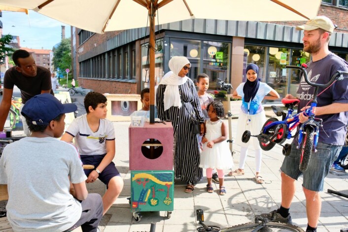 En familie på fem ønsker å male om den lille sykkelen deres i en ny farge. Foto: Emilie Pascale En familie på fem ønsker å male om den lille sykkelen deres i en ny farge. Foto: Emilie Pascale
