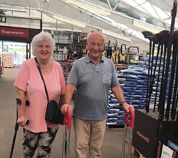 Anne-Lise Steen Aaserud har litt vansker med å gå langt og bruker krykker. Her sammen med ektemannen Paul Fredrik Aaserud. Foto: Privat Anne-Lise Steen Aaserud har litt vansker med å gå langt og bruker krykker. Her sammen med ektemannen Paul Fredrik Aaserud. Foto: Privat