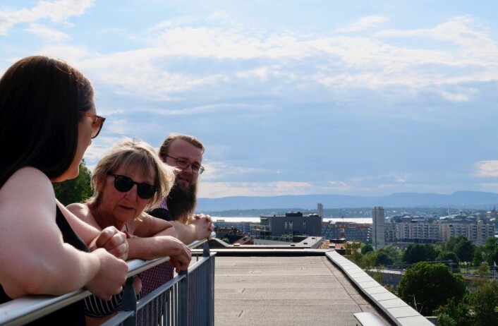 - Dette er den eneste vinkelen de ikke velger å illustrere nybygget fra, sier Marianne Lund Østhagen (t.v.), som er svært bekymret for lysforhold og utsikt. Her sammen med Kari Holmboe og Roger Tjosås. Foto: Emilie Pascale - Dette er den eneste vinkelen de ikke velger å illustrere nybygget fra, sier Marianne Lund Østhagen (t.v.), som er svært bekymret for lysforhold og utsikt. Her sammen med Kari Holmboe og Roger Tjosås. Foto: Emilie Pascale
