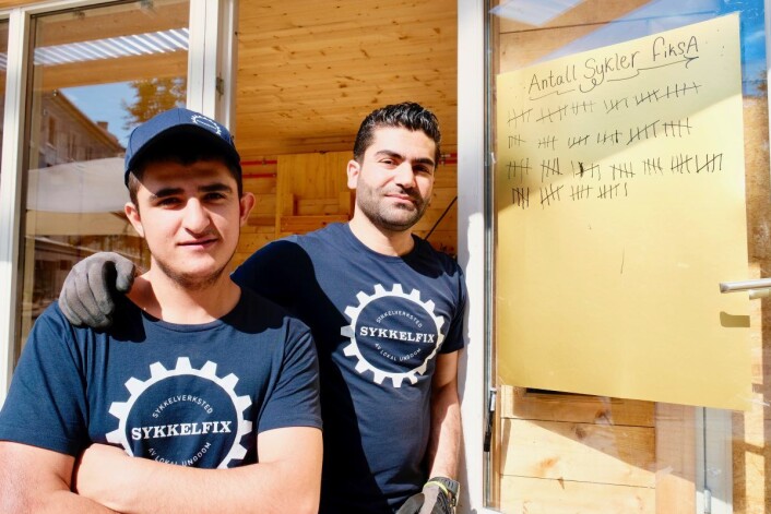 Antall reparerte sykler begynner å bli mange. Fra venstre: Anwar Bozan Shamsi med sykkelmekaniker og mentor Baran Rashid. Foto: Emilie Pascale Antall reparerte sykler begynner å bli mange. Fra venstre: Anwar Bozan Shamsi med sykkelmekaniker og mentor Baran Rashid. Foto: Emilie Pascale