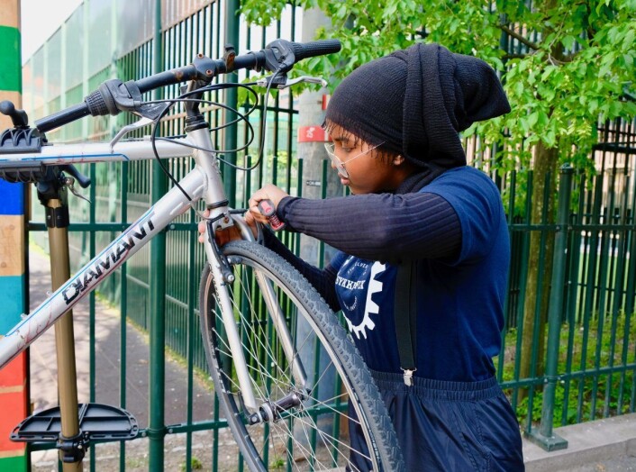 Najma Yahye Omar gjør det hun liker best, nemlig å bytte sykkelslange. Foto: Emilie Pascale Najma Yahye Omar gjør det hun liker best, nemlig å bytte sykkelslange. Foto: Emilie Pascale