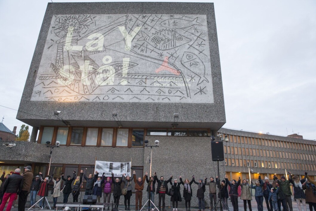 Demonstranter dannet en ring rundt Y-blokka høsten 2016 da det ble markert at det var 135 år siden Pablo Picasso ble født. Foto: Håkon Mosvold Larsen / NTB scanpix Demonstranter dannet en ring rundt Y-blokka høsten 2016 da det ble markert at det var 135 år siden Pablo Picasso ble født. Foto: Håkon Mosvold Larsen / NTB scanpix