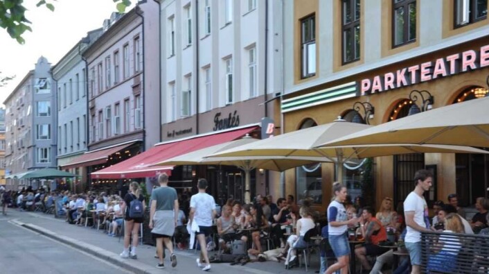 En av årsakene til at Grünerløkka er populært er det yrende folkelivet. Det skal godt gjøres å finne et ledig bord ved utestedene på Olaf Ryes plass når sommervarmen treffer Løkka. Foto: Arnsten Linstad En av årsakene til at Grünerløkka er populært er det yrende folkelivet. Det skal godt gjøres å finne et ledig bord ved utestedene på Olaf Ryes plass når sommervarmen treffer Løkka. Foto: Arnsten Linstad